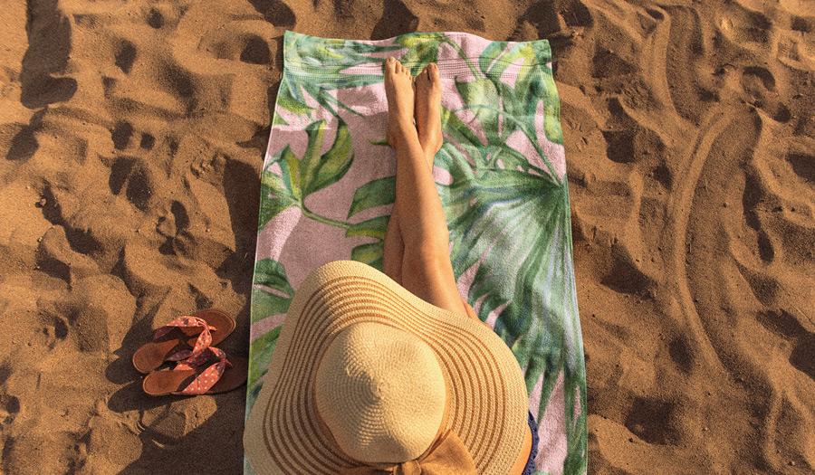 Competitive and sustainable private label clothing - beach towel Competitive and sustainable private label clothing - beach towel - pink with green leaves